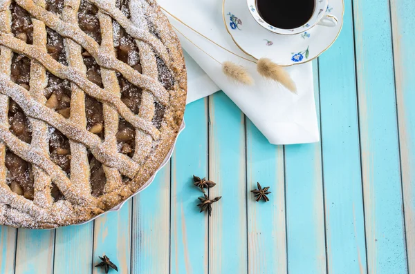 Hausgemachte rustikale Apfeltorte auf Schale über türkisfarbenem Hintergrund — Stockfoto