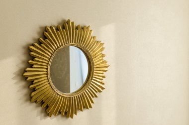 Duvarda güneş şeklinde altın modern ayna