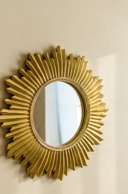 Duvarda güneş şeklinde altın modern ayna