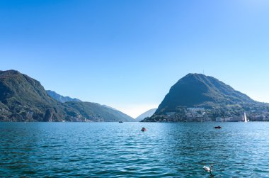 Panoramik manzaralı tepeler İsviçre çevrili sakin Lugano Gölü