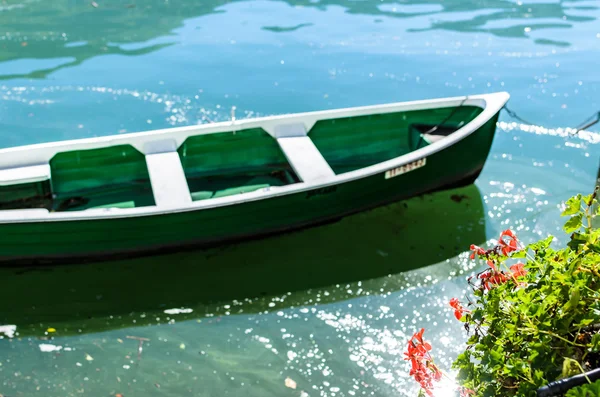 特写 意大利科莫湖上孤独的木制绿色船 — 图库照片