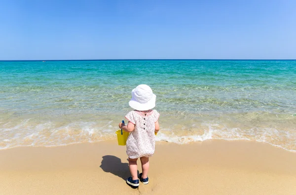 Adorabile bambina in costume da bagno divertirsi sulla spiaggia di sabbia tropicale — Foto Stock
