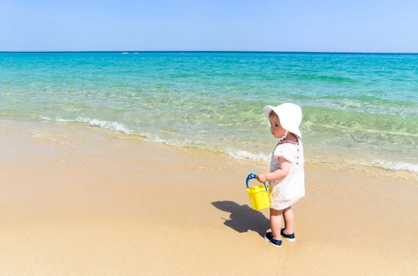 Adorable petite fille en maillot de bain s'amusant à la plage de sable tropical — Photo