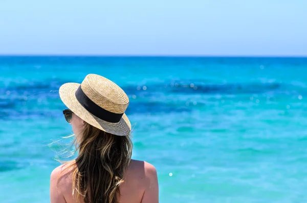 Jovem mulher bonito sobre o mar turquesa na praia tropical durante as férias — Fotografia de Stock