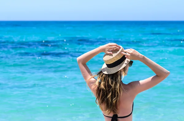 Jonge leuke vrouw over de turquoise zee op tropisch strand tijdens vakantie — Stockfoto
