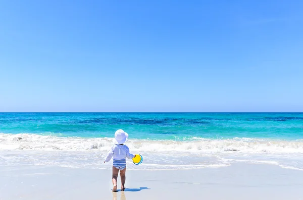 熱帯の砂浜ビーチで楽しんで水着のかわいい女の子 ロイヤリティフリーのストック写真