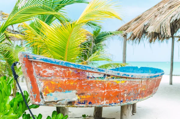 Tropiska semester Visa med ensam segelbåt nära palmer på exotiska sandstranden — Stockfoto