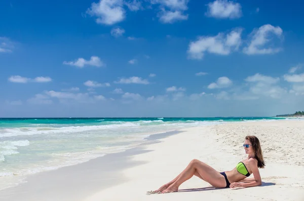 Junge süße Frau liegt und bekommt etwas Sonne am tropischen weißen Sandstrand — Stockfoto