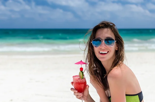 Jonge leuke vrouw met verse cocktail op tropische zandstrand — Stockfoto