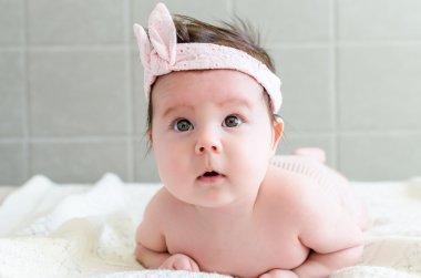 Güzel tatlı yeni doğan bebek kız portresi