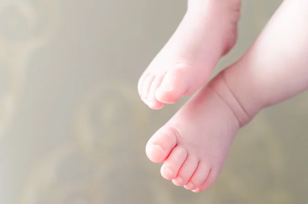 Malutki mało nowo narodzonego dziecka stopy — Zdjęcie stockowe