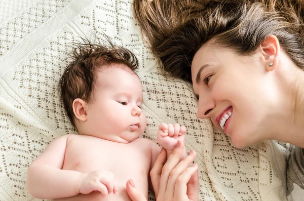 Porträt einer glücklichen schönen Mutter und eines süßen neugeborenen Mädchens — Stockfoto