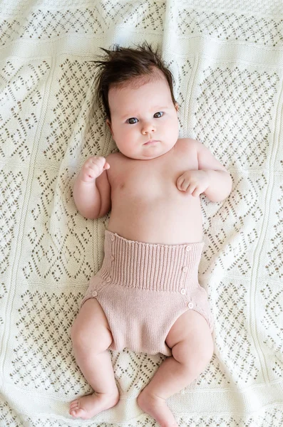 Bela menina recém-nascida deitada no cobertor de lã — Fotografia de Stock