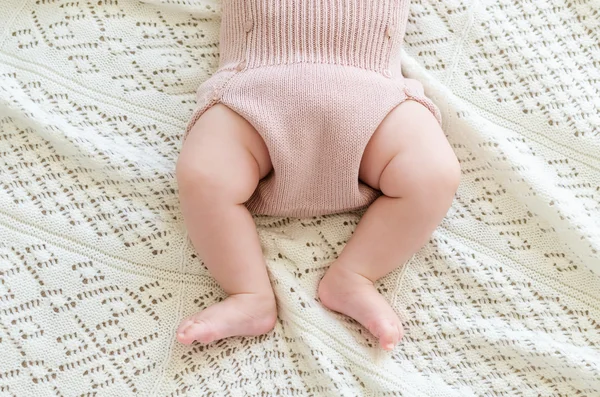 Winzige kleine Babyfüße in wollenen Shorts — Stockfoto