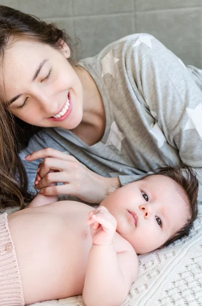 Porträtt av glada vackra mamma och söt newborn baby girl — Stockfoto