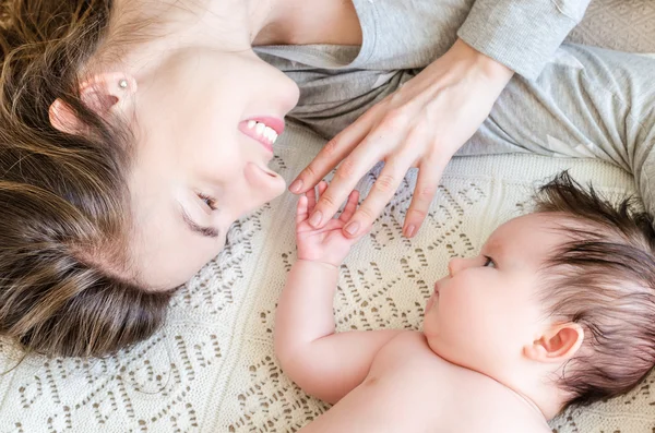 Retrato de mãe bonita feliz e bonito bebê recém-nascido menina — Fotografia de Stock