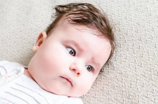 Портрет милой маленькой новорожденной девочки — стоковое фото