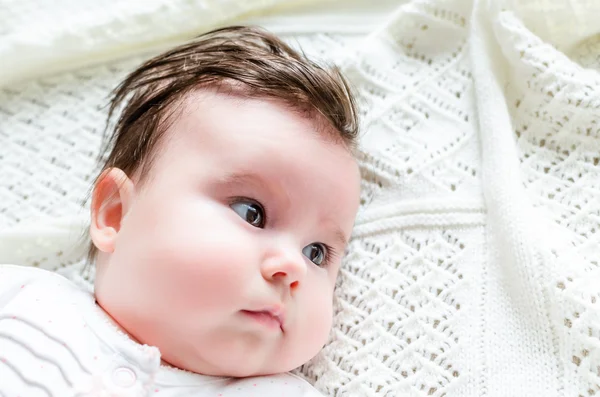 Retrato de bonito doce pouco bebê recém-nascido menina — Fotografia de Stock