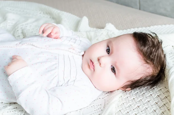 Retrato de bonito doce pouco bebê recém-nascido menina — Fotografia de Stock