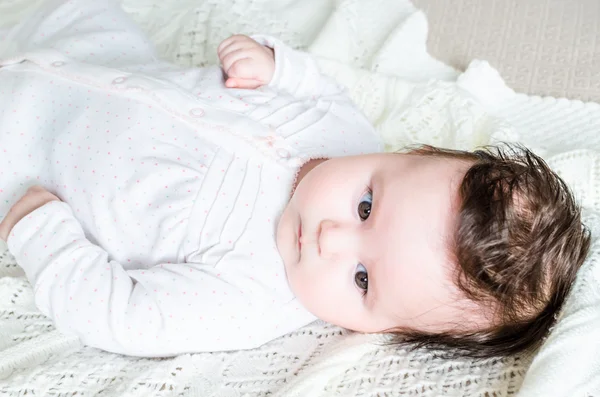 Portret van schattig lief klein pasgeboren babymeisje — Stockfoto