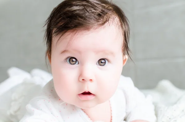 Portret van schattig lief klein pasgeboren babymeisje — Stockfoto