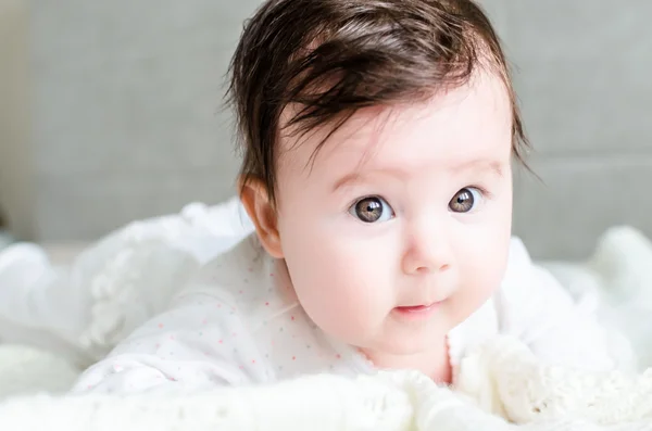 Portret van schattig lief klein pasgeboren babymeisje — Stockfoto