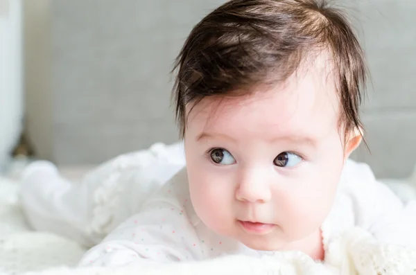 Portret van schattig lief klein pasgeboren babymeisje — Stockfoto