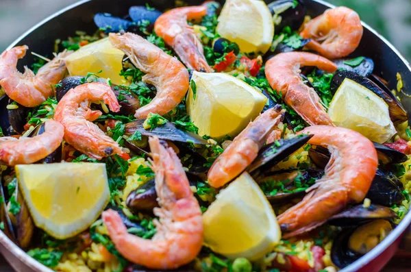 Close up classic seafood paella with mussels, shrimps and vegetables — Stock Image Close up classic seafood paella with mussels, shrimps and vegetables Stock Image