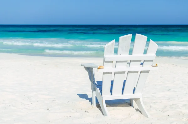 Blick auf tropisches Resort mit Liegestuhl über türkisfarbenes Meer am exotischen Sandstrand — Stockfoto