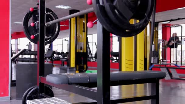 Persone che fanno esercizi su attrezzature fitness — Video Stock