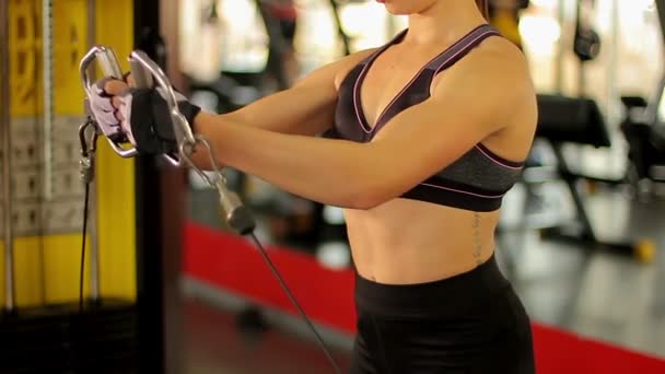 Stark lady arbetar i gymmet — Stockvideo