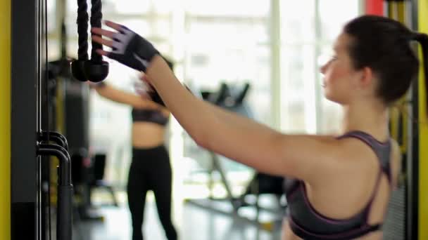 Forte exercício feminino em equipamentos esportivos — Vídeo de Stock