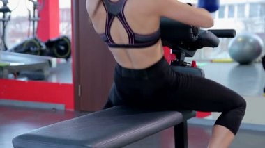 Uygun kadın düz göbek yapıyor