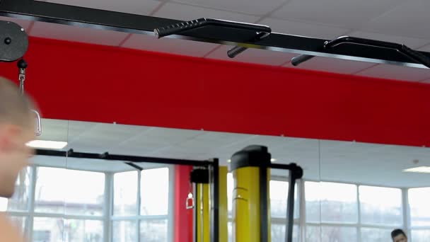 Hombre atleta haciendo pull-ups — Vídeos de Stock