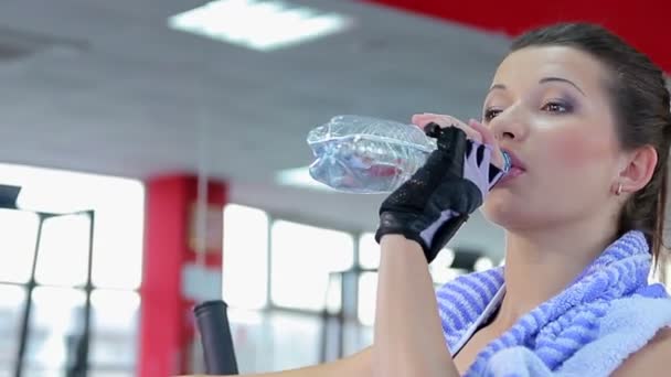 Mujer bebiendo agua dulce — Vídeos de Stock