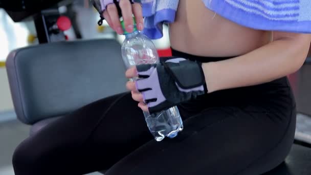 Mujer disfrutando de tragos de agua dulce — Vídeos de Stock