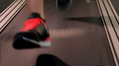 Hızlı koşu bandı üzerinde çalışan kadın