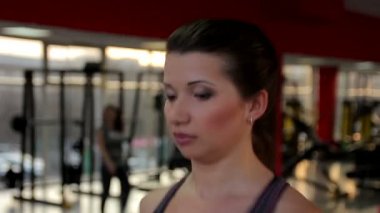 Sıcak esmer treadmill egzersiz