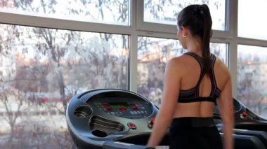 Güzel Bayan koşu bandında yürüyüş