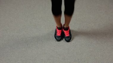 Uygun, vücudu kontrol de tutmak için egzersiz rutin ip atlama ile atlama aktif genç bayan