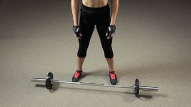 Motive güçlü kadın atlet ağır halter, kaldırmaya hazırlanıyor halter