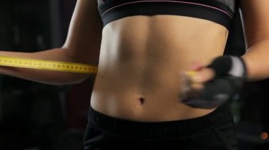 Vücut ve bel ölçüm, sonuçları eğitim düz karın güzel kadınla uygun