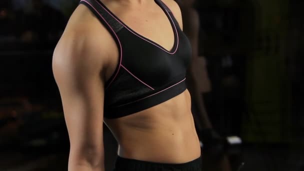 Жінка-бодібілдер наполегливо працює, щоб нарощувати м'язи, готуючись до конкуренції — стокове відео
