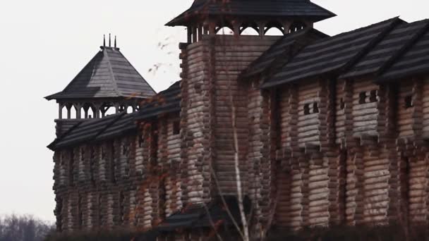 Panorama einer alten Holzburg mit Wachtürmen. historische Architektur — Stockvideo