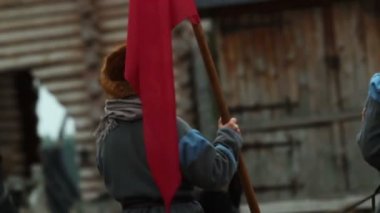 Ortaçağ. Atlar üzerinde Şövalyeler ve bayrakları ile savaş kazandıktan sonra eve geliyor