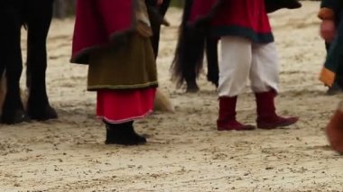 Ortaçağ festivali, eski şehir meydanında müzik dans mutlu insanlar