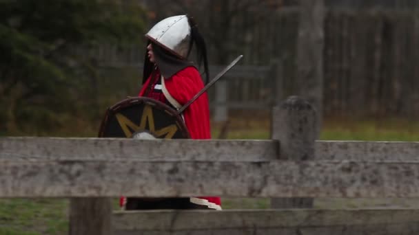 Representación histórica. Caballero hembra medieval preparándose para la batalla con los enemigos — Vídeo de stock