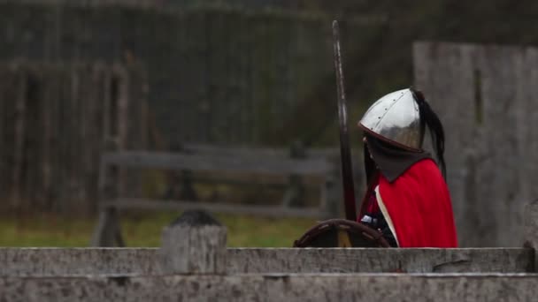 Храбрый средневековый рыцарь в стальных доспехах и с большим мечом идет в атаку — стоковое видео
