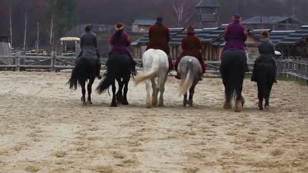 Mutige Schauspieler in mittelalterlichen Kostümen üben vor der Aufführung das Reiten — Stockvideo