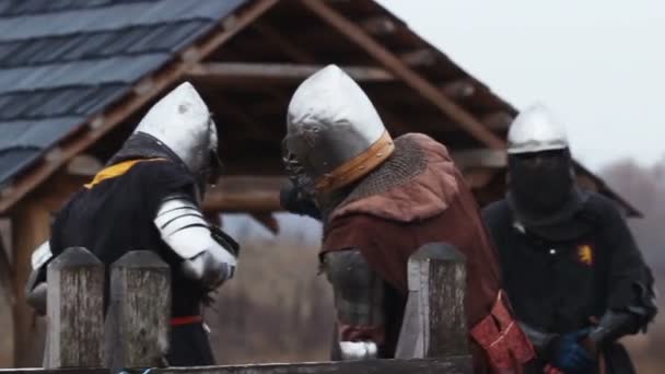 Caballeros revisando sus armas y armaduras antes de una pelea muy importante — Vídeos de Stock